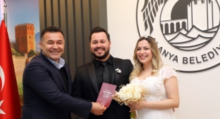 Başkan Yücel çiftleri yalnız bırakmadı