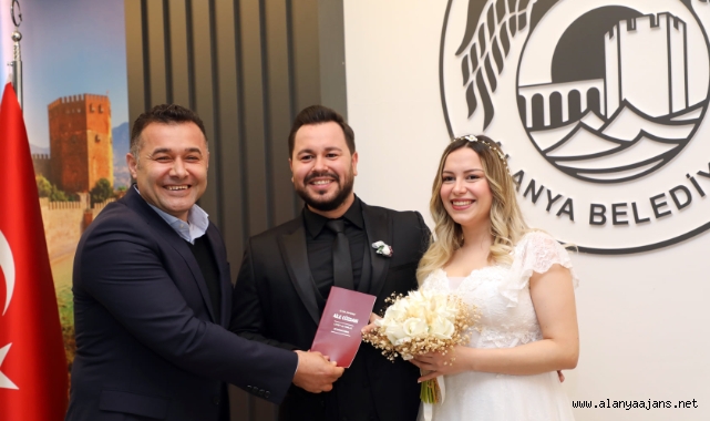 Başkan Yücel çiftleri yalnız bırakmadı