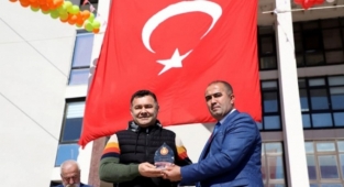 Başkan Yücel'e plaketli teşekkür