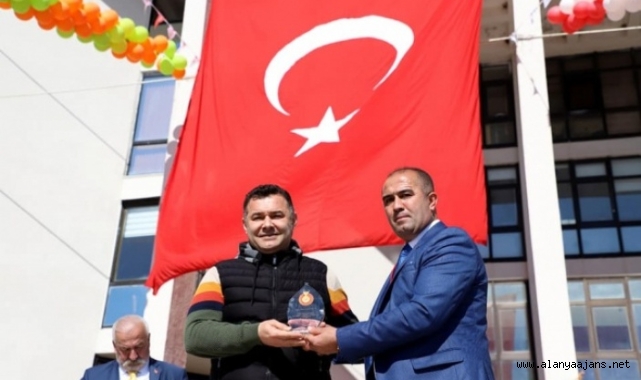 Başkan Yücel'e plaketli teşekkür