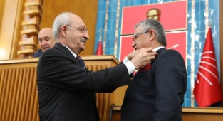 Kılıçdaroğlu rozeti taktı, Kemer Belediye Başkanı Necati Topaloğlu CHP'ye geçti