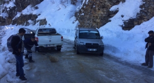 Taşatan Yolu’nda tuzlama çalışması