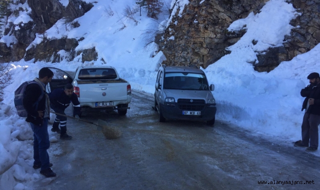 Taşatan Yolu’nda tuzlama çalışması