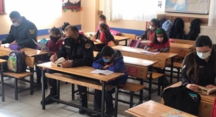 Yarbay Mindivanlı, öğrencilerle kitap okudu