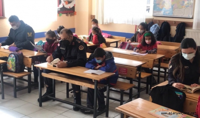 Yarbay Mindivanlı, öğrencilerle kitap okudu