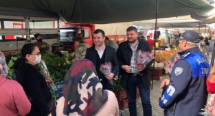 AK Partili gençlerden pazarda çiçekli kutlama