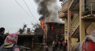 Alanya'da 100 yıllık taş ev yandı