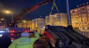 Alanya’da ehliyetsiz sürücü araçla takla attı!