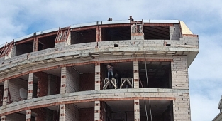 Alanya'da güvenlik önlemi almadan çalışan işçiler kazaya davetiye çıkardı