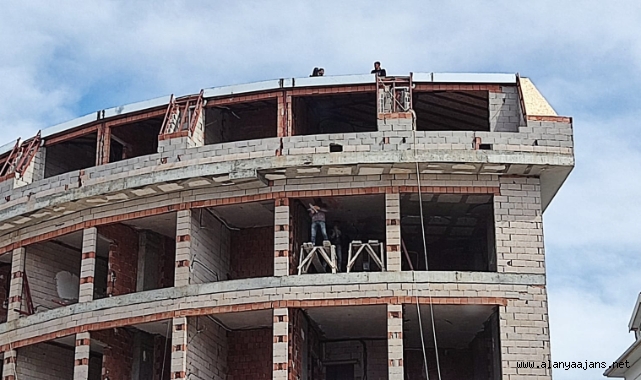 Alanya'da güvenlik önlemi almadan çalışan işçiler kazaya davetiye çıkardı