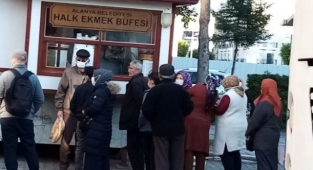 Alanya'da halk ekmekte poşet ücretli oldu!
