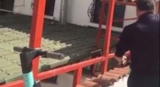 Alanya'da işyerinin önünde kilitlenen BinBin'leri kesti!