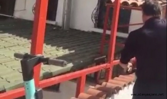 Alanya'da işyerinin önünde kilitlenen BinBin'leri kesti!