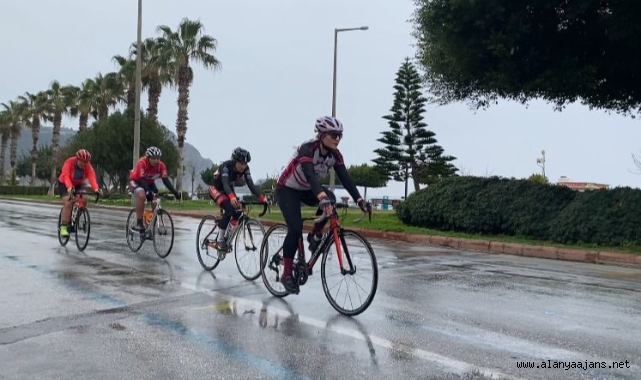Alanya’da kadınlar farkındalık için pedal çevirdi