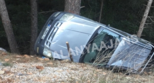 Alanya'da kamyonet şarampole yuvarlandı
