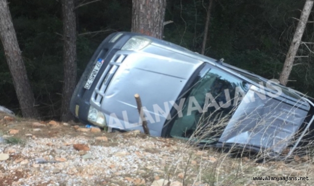 Alanya'da kamyonet şarampole yuvarlandı
