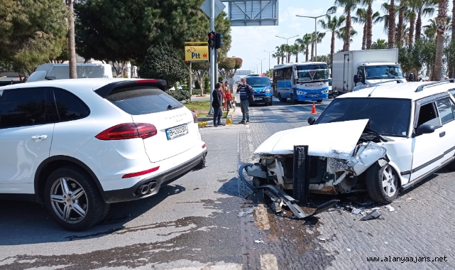 Alanya'da maddi hasarlı kaza!