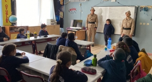 Alanya'da öğretmenler dönemin asker kıyafetleriyle ders verdi