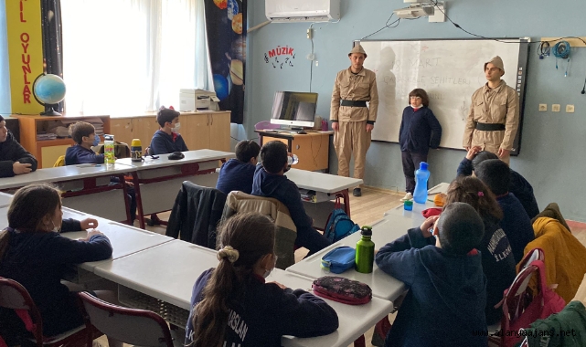 Alanya'da öğretmenler dönemin asker kıyafetleriyle ders verdi