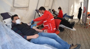 Alanya'da okul bahçesinde kan bağışı yaptılar