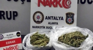 Alanya'da polis otogarda 2 kilogram uyuşturucu yakaladı