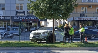 Alanya’da sürücüsü düz yolda refüje çıktı!