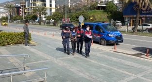 Alanya’da uyuşturucu almak için hırsızlık yapan şüpheli jandarmadan kaçamadı