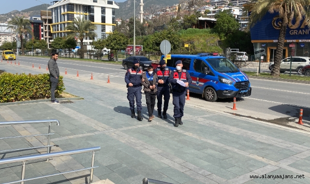 Alanya’da uyuşturucu almak için hırsızlık yapan şüpheli jandarmadan kaçamadı