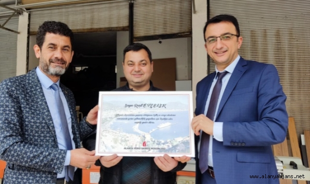 Alanya’da vergisini düzenli ödeyen esnafa teşekkür belgesi