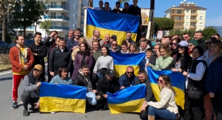 Alanya’daki Ukraynalılar ülkeleri için yardım topladı