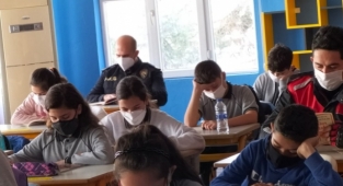 Alanya İlçe Emniyet Müdürü Patat, öğrencilerle kitap okudu