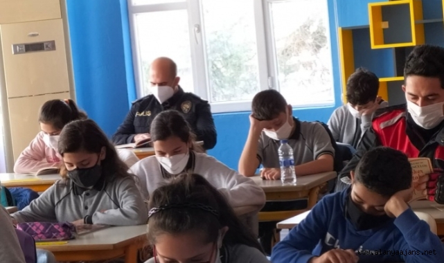 Alanya İlçe Emniyet Müdürü Patat, öğrencilerle kitap okudu