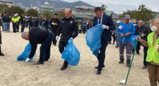 Alanya sahilinde polis ve öğrenciler temizlik yaptı