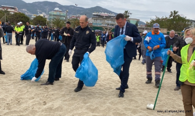 Alanya sahilinde polis ve öğrenciler temizlik yaptı