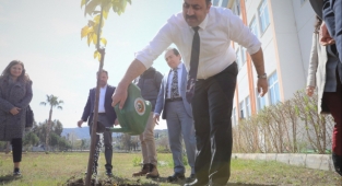 ALKÜ’de meyve fidanları toprakla buluştu