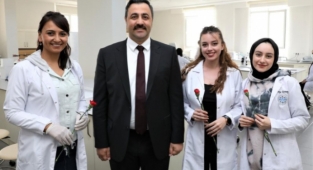 ALKÜ’DEN kadın personele karanfil