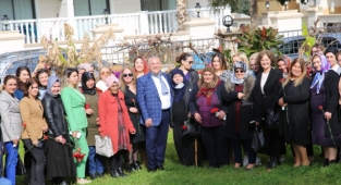 Başkan Şahin'den kadınlara jest