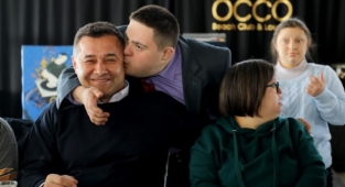 Başkan Yücel, down sendromlu bireylerle bir araya geldi