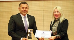 Başkan Yücel'in çevre hizmetlerine büyük ödül