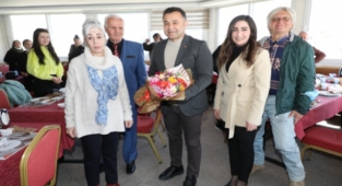 Başkan Yücel yaşlıları yemekte ağırladı