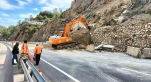 Gazipaşa’da Alanya yolu tek şeritten trafiğe açıldı