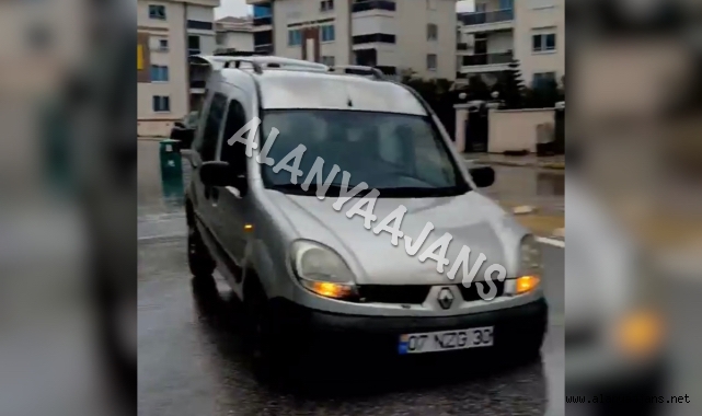 Alanya’da seyir halindeki araç çukura düştü
