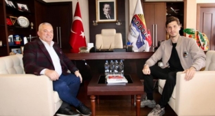 Milli futbolcu Uçan’dan Şahin’e sürpriz ziyaret