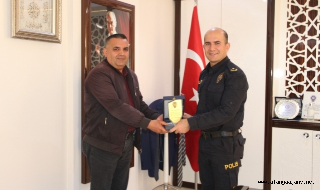 Patat’tan emekli olan bekçiye plaket
