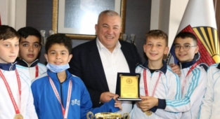 Şampiyon öğrencilerden Başkan Şahin’e teşekkür plaketi