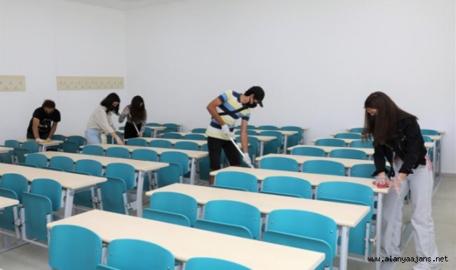 Alanya ALKÜ'de öğrenciler 1 günlüğüne çalışanların yerine geçti