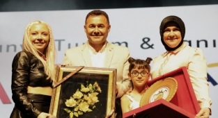 Alanya’da çocuklar 23 Nisan’ı Ece Seçkin’le kutladı