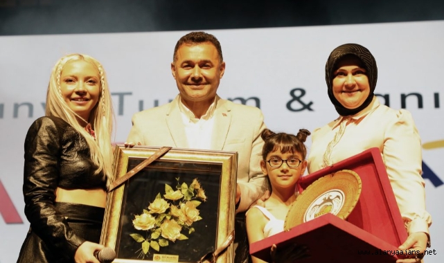 Alanya’da çocuklar 23 Nisan’ı Ece Seçkin’le kutladı