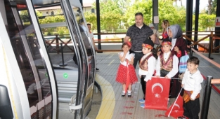 Alanya'da çocuklar ücretsiz teleferik keyfi yaşadı
