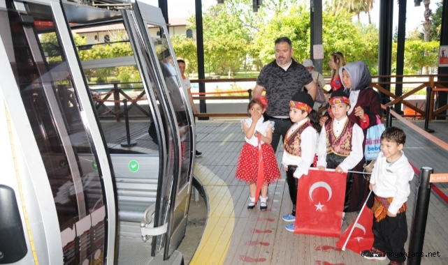 Alanya'da çocuklar ücretsiz teleferik keyfi yaşadı